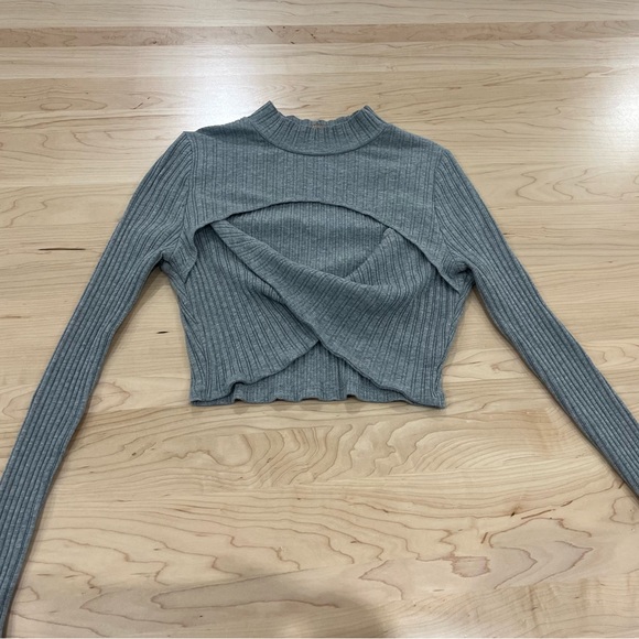 Cropped gray sweater with cut out. Size large. - Picture 5 of 5